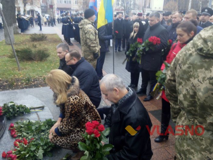 Микола Шимко разом із очільниками Вінницької області коло пам'ятного знаку Небесній Сотні
