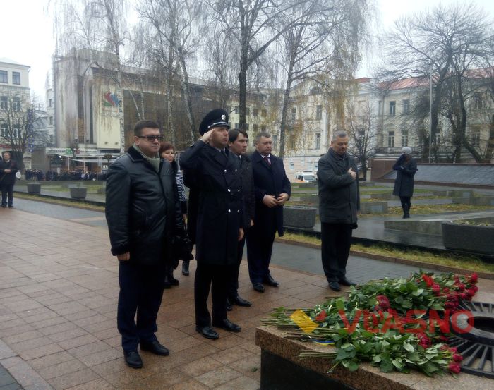  Тимчасовий очільник Вінницької Національної поліції Юрій Педос біля вічного вогню