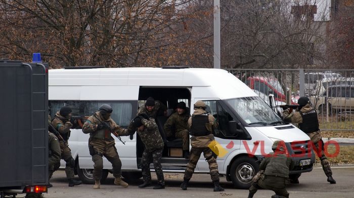  Шість «терористів» приземлилося у вінницькому аеропорту — їх поклали «лицем в асфальт»