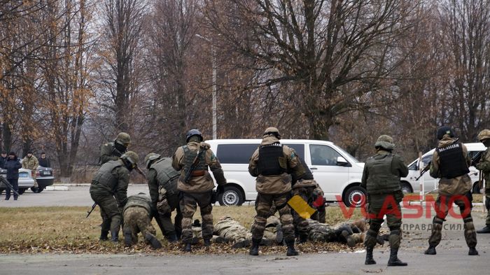  Шість «терористів» приземлилося у вінницькому аеропорту — їх поклали «лицем в асфальт»
