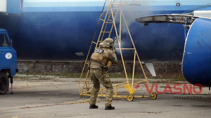  Шість «терористів» приземлилося у вінницькому аеропорту — їх поклали «лицем в асфальт»