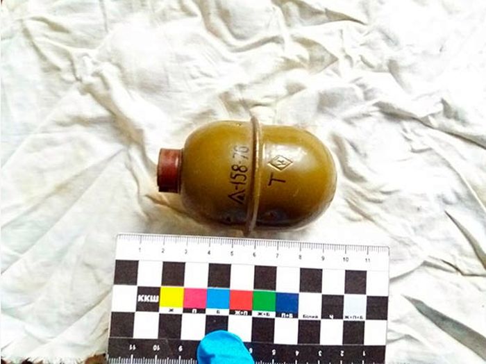 Знайшли зброю і наркотики-3