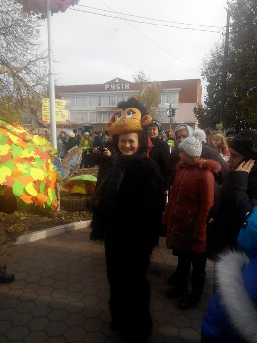 У Жмеринці люди із парасольками бігали задки