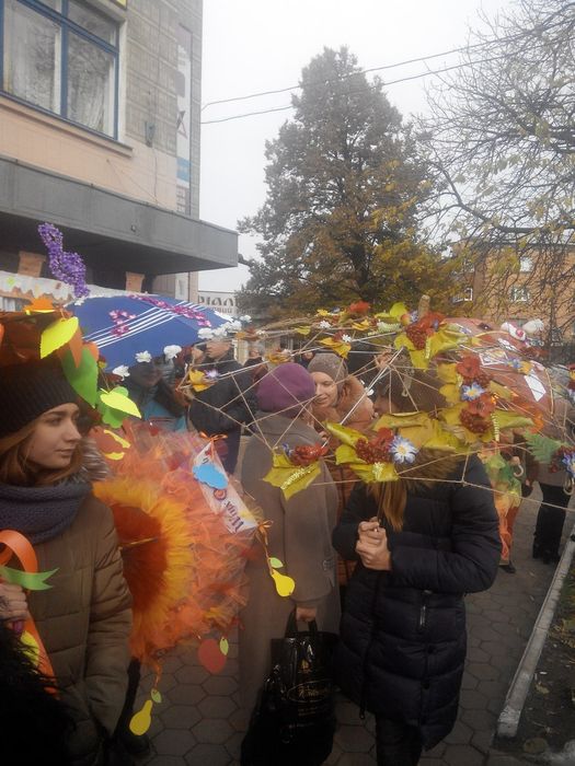 У Жмеринці люди із парасольками бігали задки