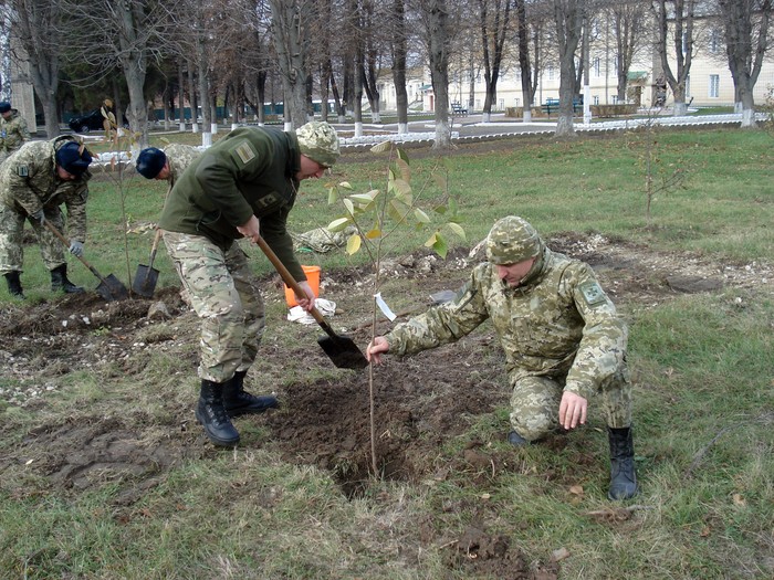 сад на честь загиблих прикордонників фото