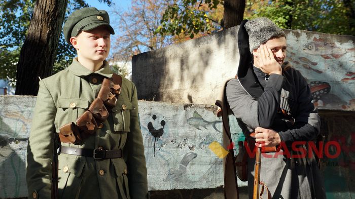 Із почесною вартою минулого століття відкривали пам'ятну дошку галицьким воїнам у Вінниці 