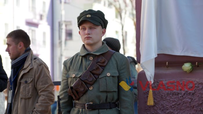 Із почесною вартою минулого століття відкривали пам'ятну дошку галицьким воїнам у Вінниці 
