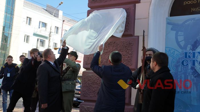 Із почесною вартою минулого століття відкривали пам'ятну дошку галицьким воїнам у Вінниці 