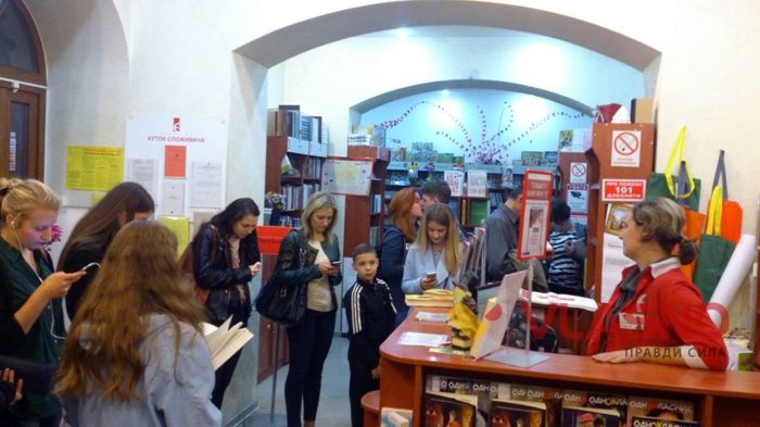 Аншлаг у книжковій крамниці: вінничани вишикувалися у чергу за Гаррі Поттером