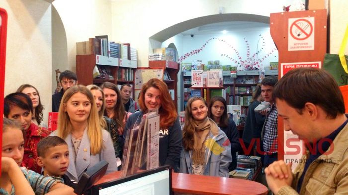 Аншлаг у книжковій крамниці: вінничани вишикувалися у чергу за Гаррі Поттером