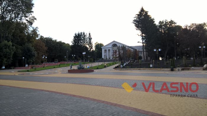 http://vlasno.info/politika/vlada/mistseva/item/13104-na-vinnychchyni-liudy-vyidut-na-toloku-shchob-vstyhnuty-vidkryty-ploshchu-do-sviata