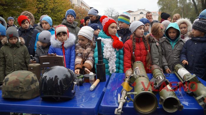 кінологи навчають дітей фото