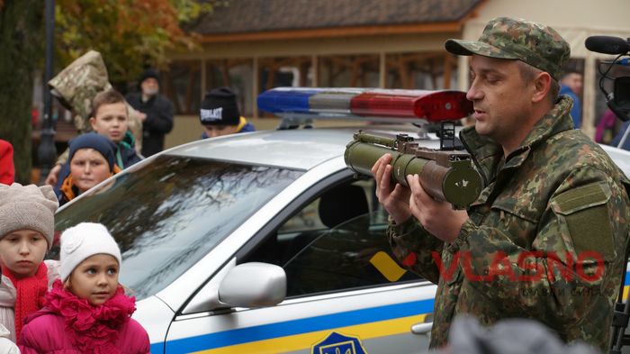 кінологи навчають дітей фото