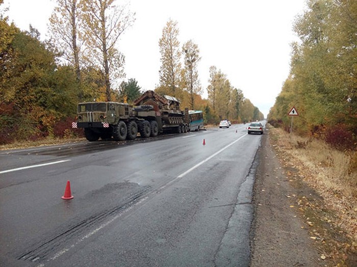 пасажирський автобус в'їхав у військовий тягач фото