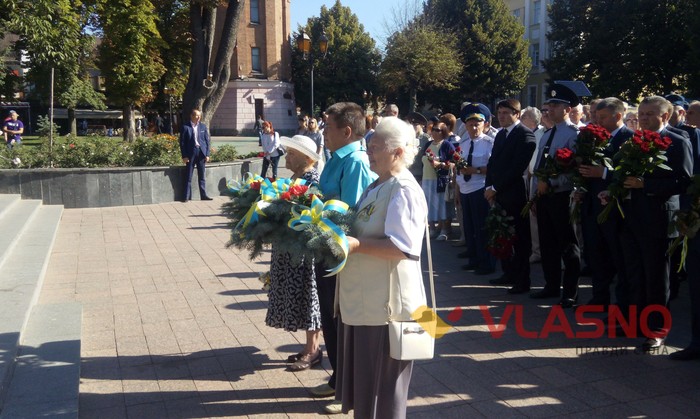 покладання квітів у день пам'яті жертв Другої світової війни фото