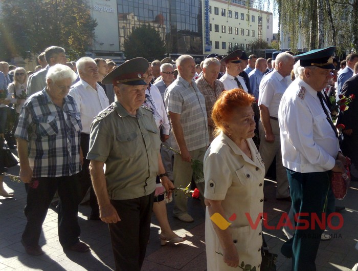 покладання квітів у день пам'яті жертв Другої світової війни фото
