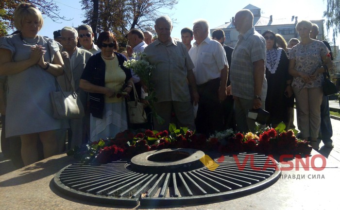 покладання квітів у день пам'яті жертв Другої світової війни фото
