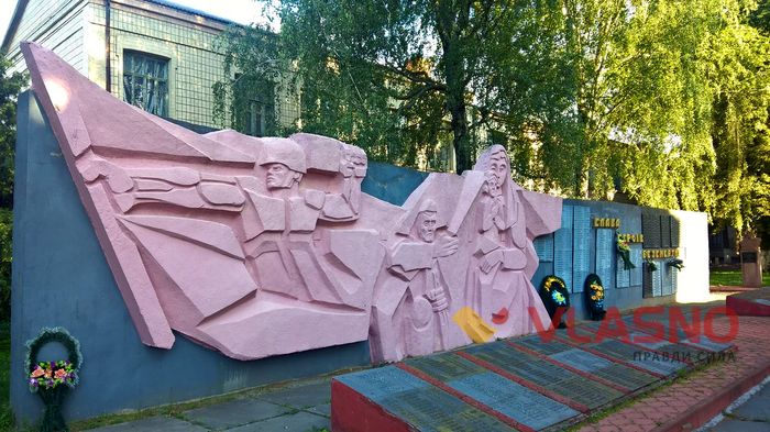 Доярці встановили погруддя у місті на Вінниччині
