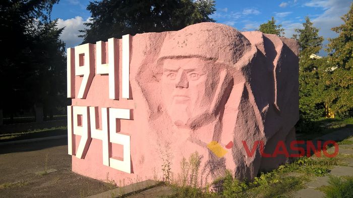 Доярці встановили погруддя у місті на Вінниччині