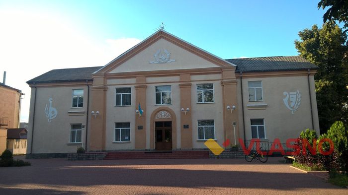 Доярці встановили погруддя у місті на Вінниччині