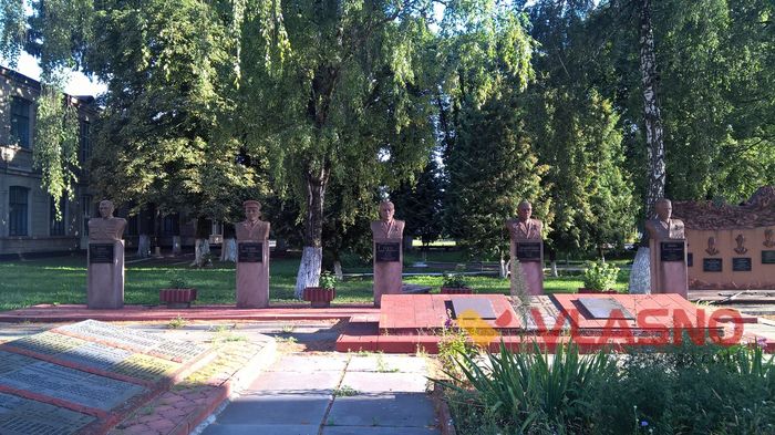 Доярці встановили погруддя у місті на Вінниччині