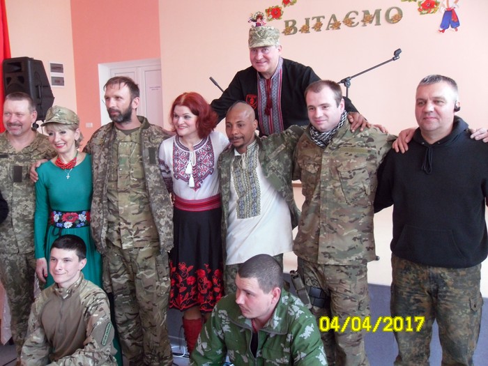 народний артист України Олег Білик на передовій фото
