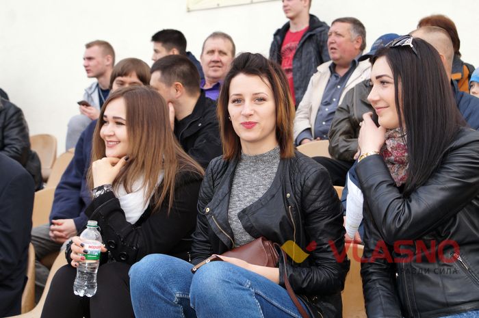 Танці черлідерок та Аллегрова у виконанні ультрас: вінницька «Нива» продовжує перемагати
