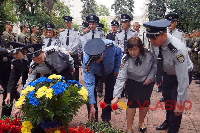 вшанування пам'яті загиблих правоохоронців у Вінниці фото