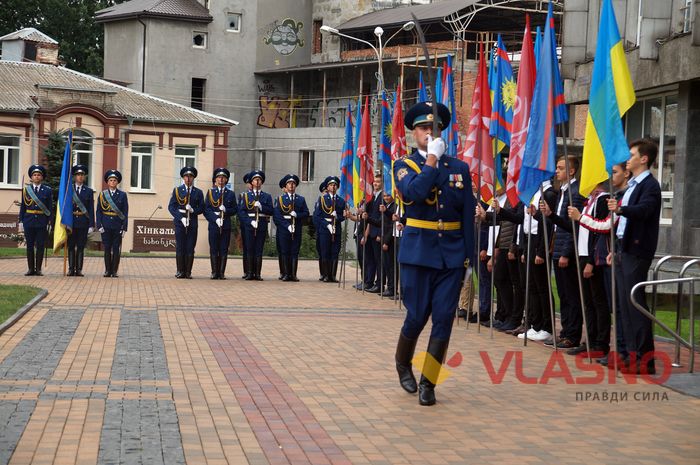 підняття українського прапору у Вінниці фото