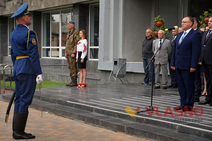 підняття українського прапору у Вінниці фото