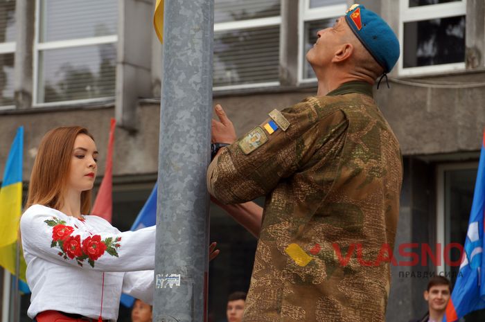 підняття українського прапору у Вінниці фото