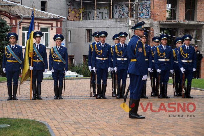 підняття українського прапору у Вінниці фото