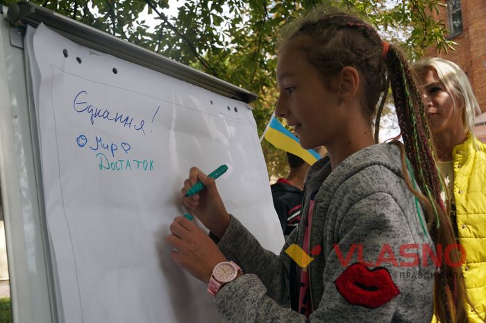 торт у вигляді українського прапора у Вінниці фото