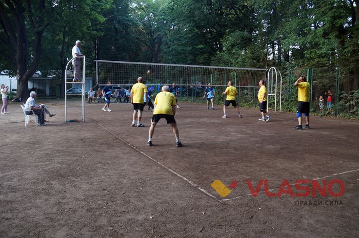  Надворі +30, гравцям — за 50: у Вінниці стартував турнір серед волейболістів-ветеранів 