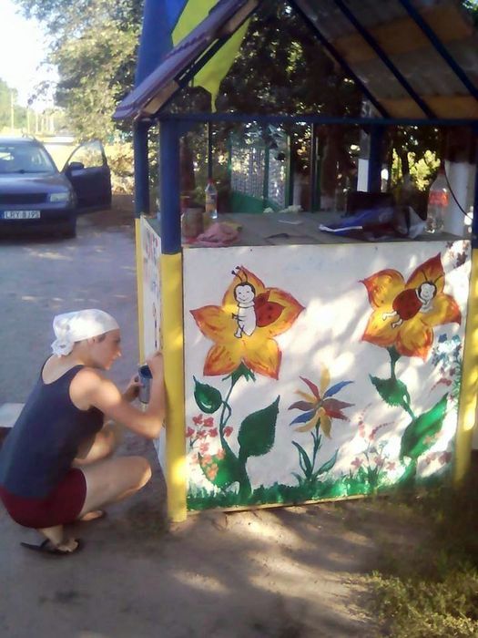 На Вінниччині чоловік збудував дитячий майданчик фото