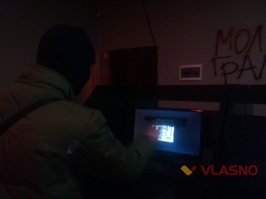У Вінниці молодики в балаклавах розфарбували чорним підпільне казино 