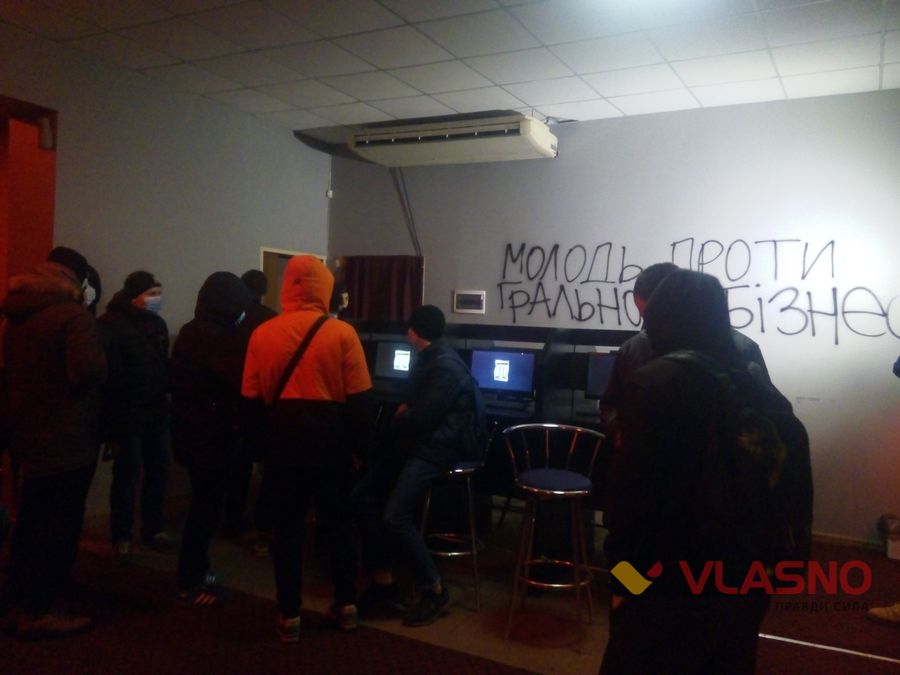 У Вінниці молодики в балаклавах розфарбували чорним підпільне казино 