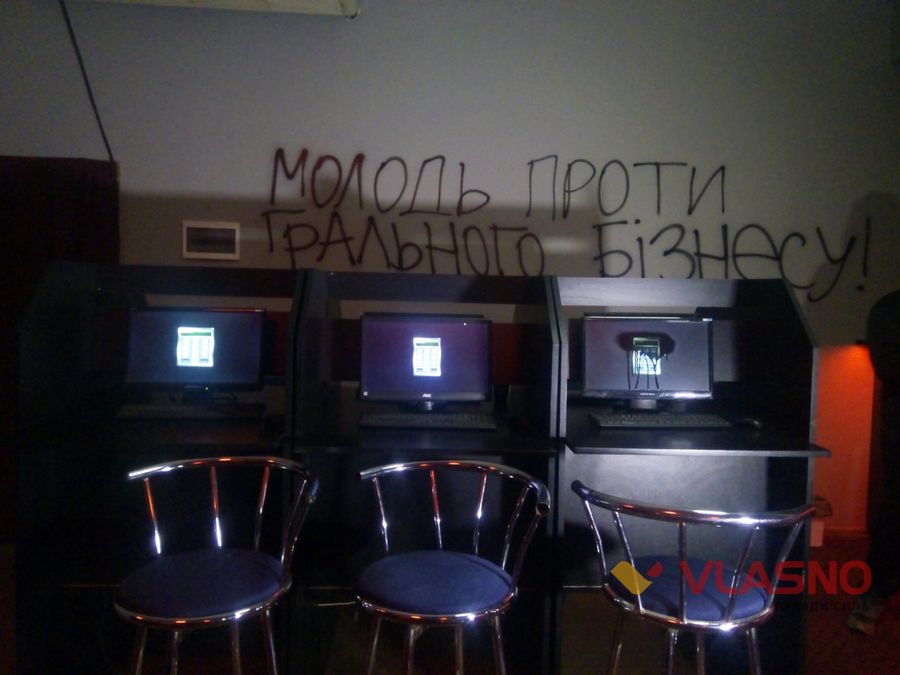 У Вінниці молодики в балаклавах розфарбували чорним підпільне казино 