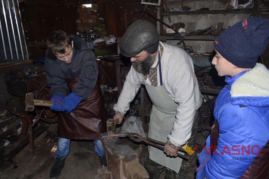 Dity-kuvaly-pidkovy-oberehy-dlya-soldativ-1