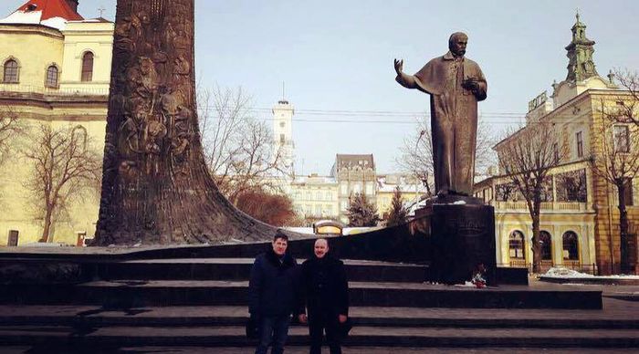 селфі на фоні пам'ятника Шевченку у Львові фото