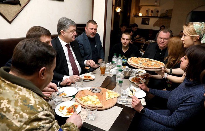 Петро Порошенко у піцерії Андрія Сарвіри фото