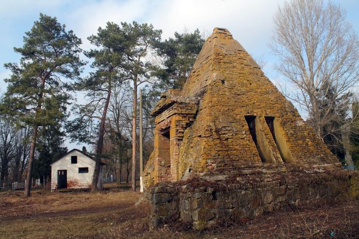 піраміда у селі Березова Рудка фото