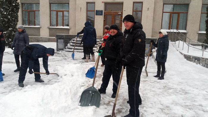 Жмеринчани вийшли на флешмоб із лопатами 