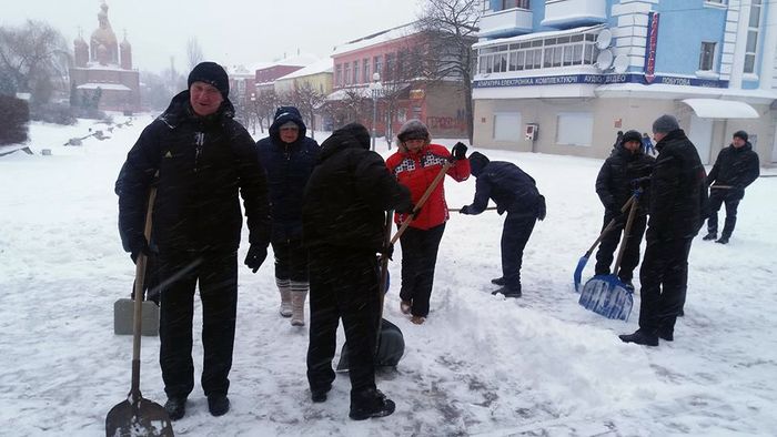 Жмеринчани вийшли на флешмоб із лопатами 