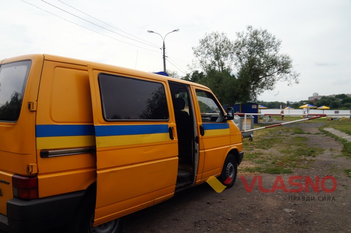 вирізання дерев на Київському мосту фото