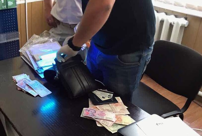 на Вінниччині затримали чиновника-хабарника фото