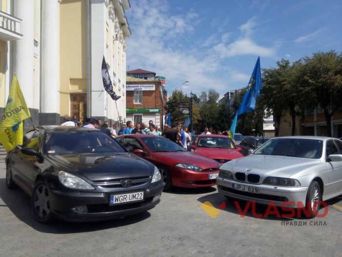 акція під Вінницькою облрадою щодо розмитнення автомобілів фото