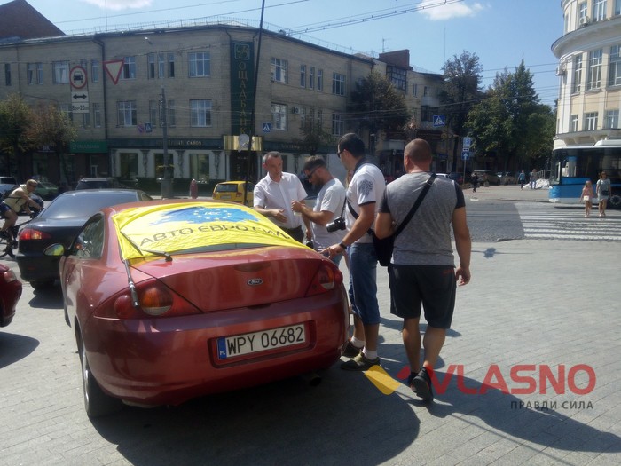 акція під Вінницькою облрадою щодо розмитнення автомобілів фото