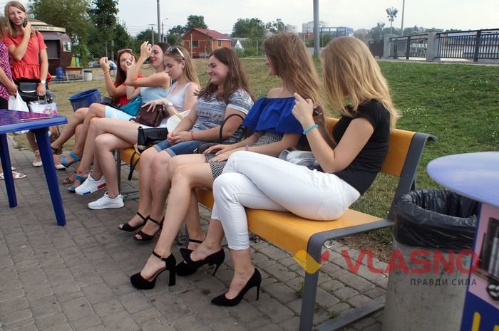 У сукнях та на підборах: вінничанки грали у петанк