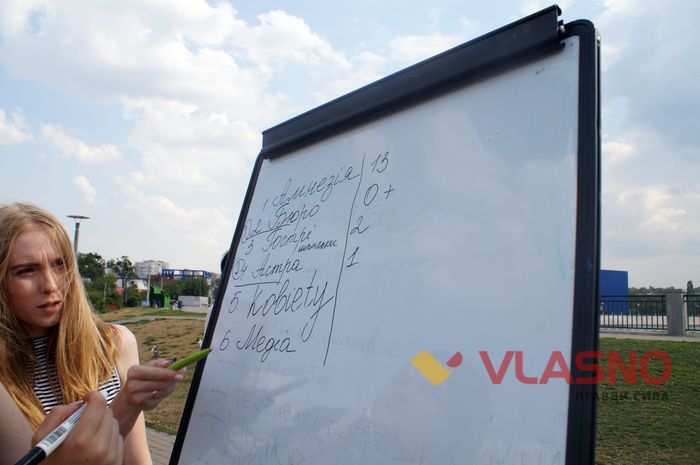 У сукнях та на підборах: вінничанки грали у петанк